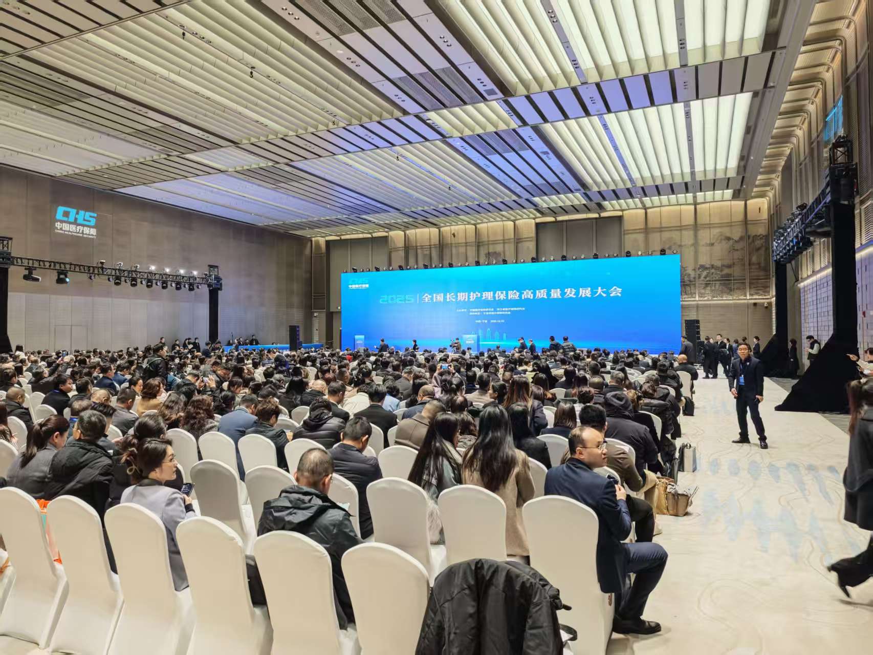 豪门国际科技亮相全国长护险高质量发展大会:PEO护理机器人首秀,引爆长护险智能化护理赛道